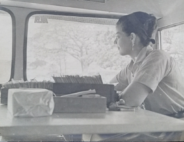Foto de La bibliotecaria realiza los préstamos de los libros en el bibliobús. Ca. 1963-1965, Seccional Banao, en las montañas del Escambray. Colección de fotografías BNJM.